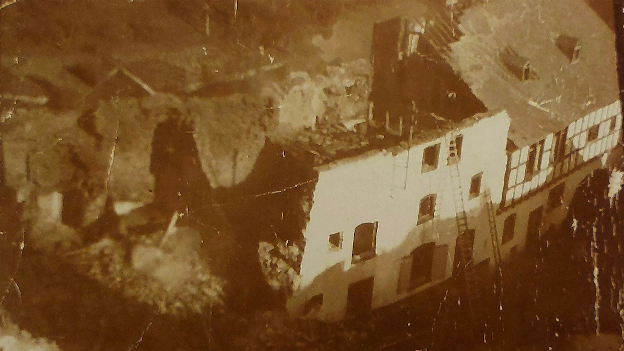 Das historische Foto zeigt die nach dem Brand 1920 völlig zerstörten Häuser in Dahlem-Kronenburg.