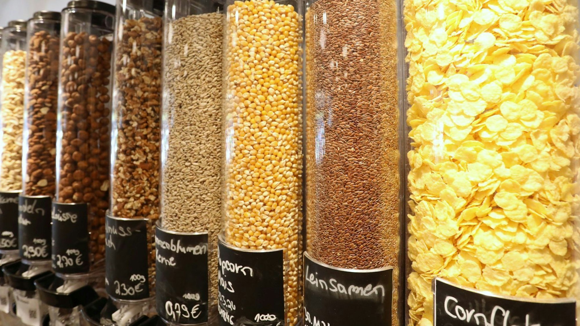 Mehrere Kunststoffröhren, aus den Kunden selbst Produkte wie Leinsamen oder Nüsse abfüllen können.