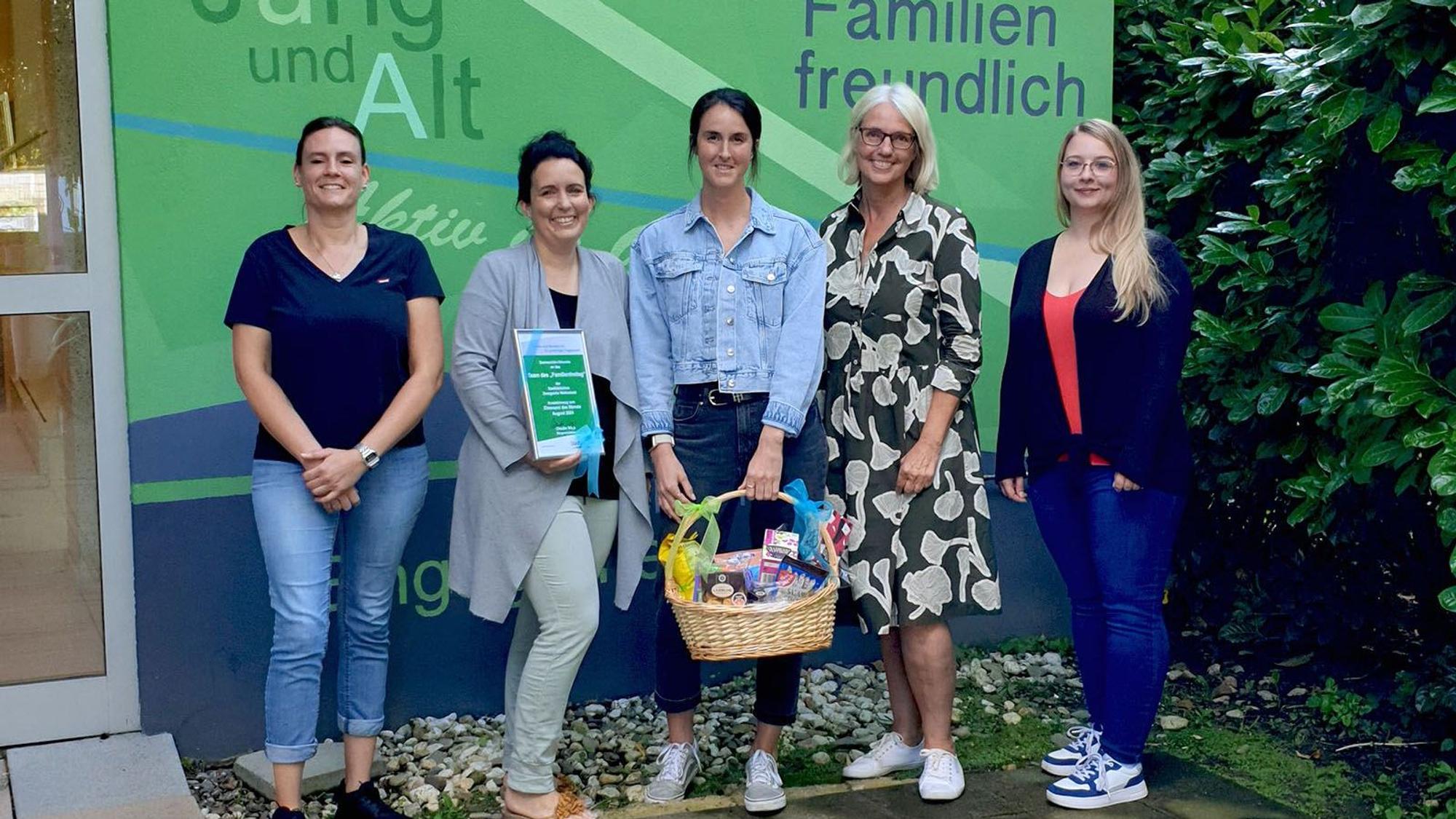 Für das Freitagsteam nahmen Corinna Schulz, Janina Schwan und Maren Simoleit (v.l.) die Urkunde von Bürgermeisterin Claudia Wieja entgegen. Ein großes Dankeschön kam auch von Stadtbibliotheksleiterin Katharina Blasche.