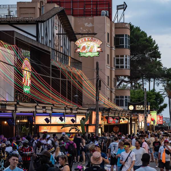 Blick in die so genannte Schinkenstraße - Carrer del Pare Bartomeu Salvà - mit den beiden Lokalen Bierkönig und BamboleoMittelmeerinsel Mallorca während der Hauptsaison im Juli 2024, Palma Mallorca Spanien Playa de Palma *** View of the so-called ham street Carrer del Pare Bartomeu Salvà with the two restaurants Bierkönig and Bamboleo Mediterranean island Mallorca during the high season in July 2024, Palma Mallorca Spain Playa de Palma
