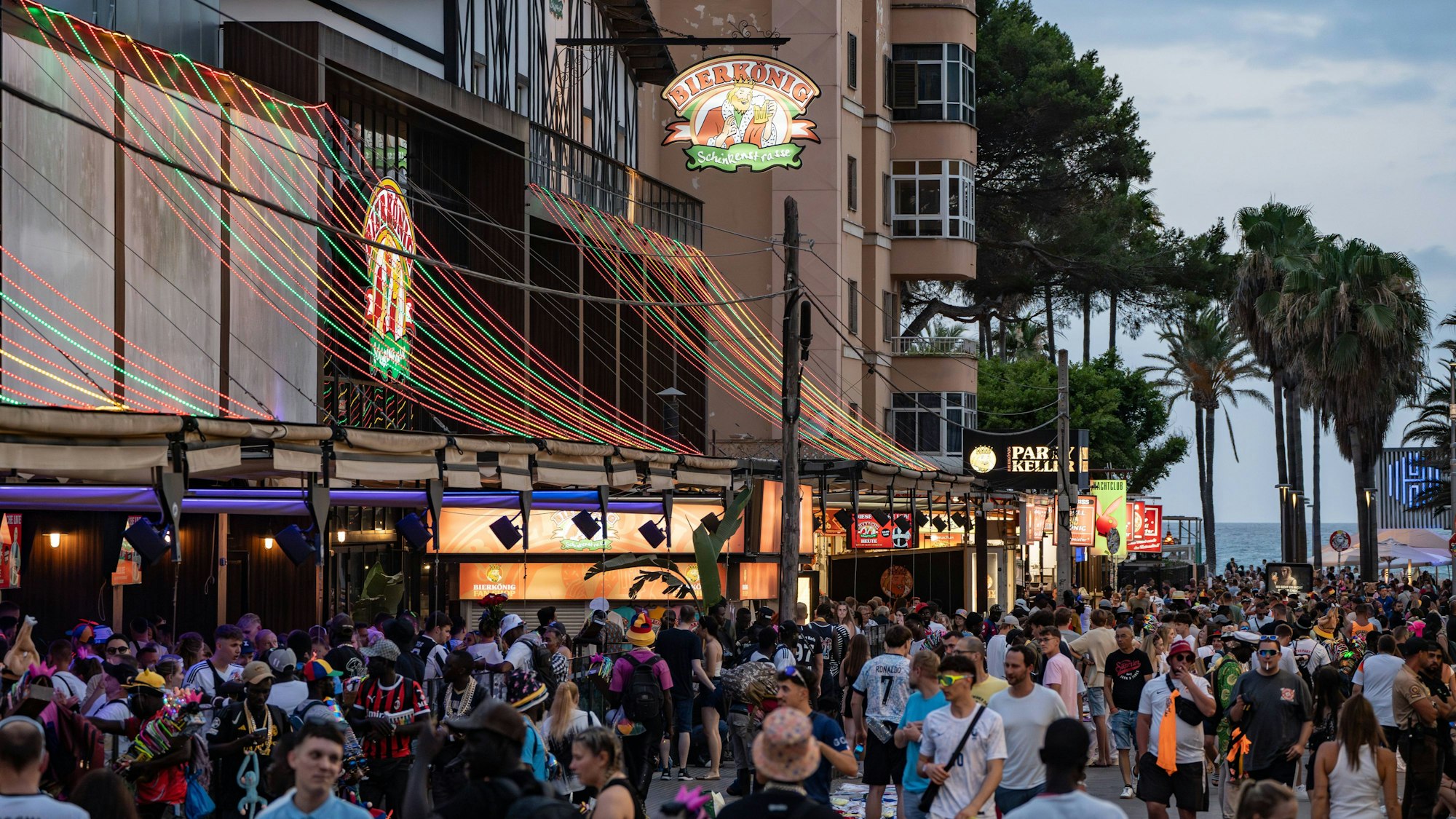 Blick in die so genannte Schinkenstraße - Carrer del Pare Bartomeu Salvà - mit den beiden Lokalen Bierkönig und BamboleoMittelmeerinsel Mallorca während der Hauptsaison im Juli 2024, Palma Mallorca Spanien Playa de Palma *** View of the so-called ham street Carrer del Pare Bartomeu Salvà with the two restaurants Bierkönig and Bamboleo Mediterranean island Mallorca during the high season in July 2024, Palma Mallorca Spain Playa de Palma