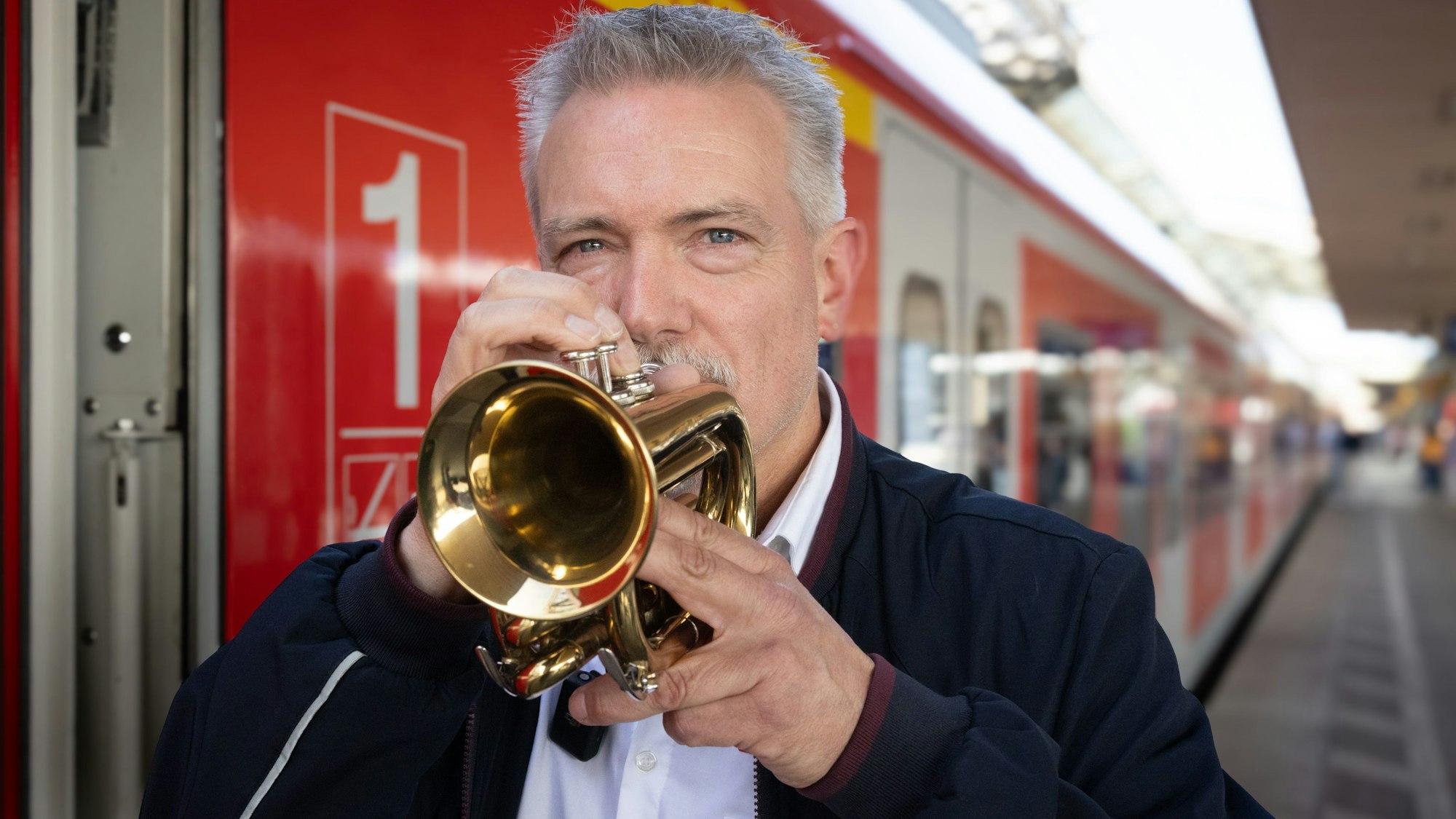 Lokführer Martin Kowalski bei einer kurzen Pause. dann ist Zeit für ein Liedchen mit der Trompete.
