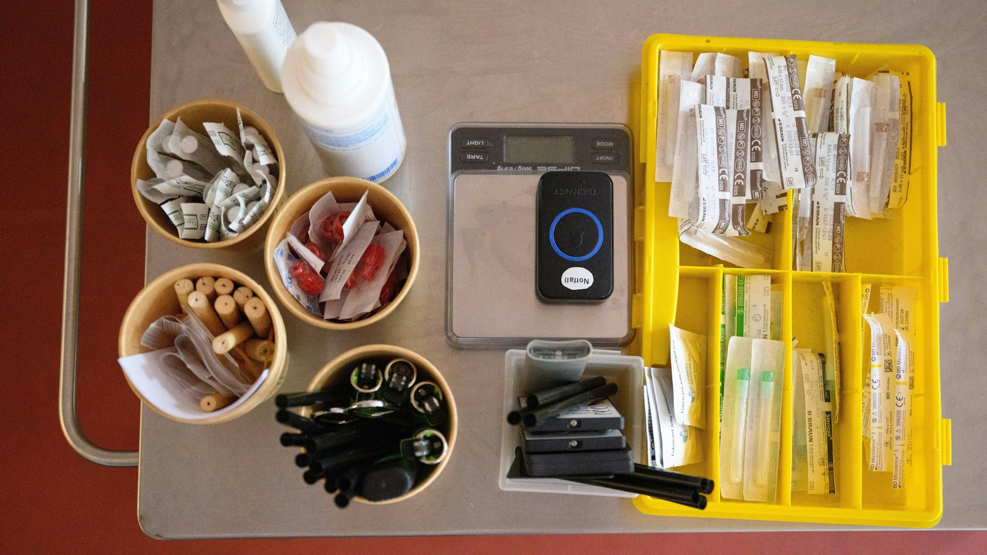 Utensilien zum Konsumieren von Drogen liegen im Drogenkonsumraum ·Birkenstube· in Berlin-Moabit