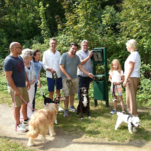 Zusammen mit ihren Vierbeinern Bonny, Willi, Sammy und Cisco machen die Bürger-Mit-Wirker um Vorsitzende Lida Weag und Ortsbürgermeisterin Elisabeth Hülsewig Werbung für Hundekot-freie Wege und Grünflächen rund um den Ort.