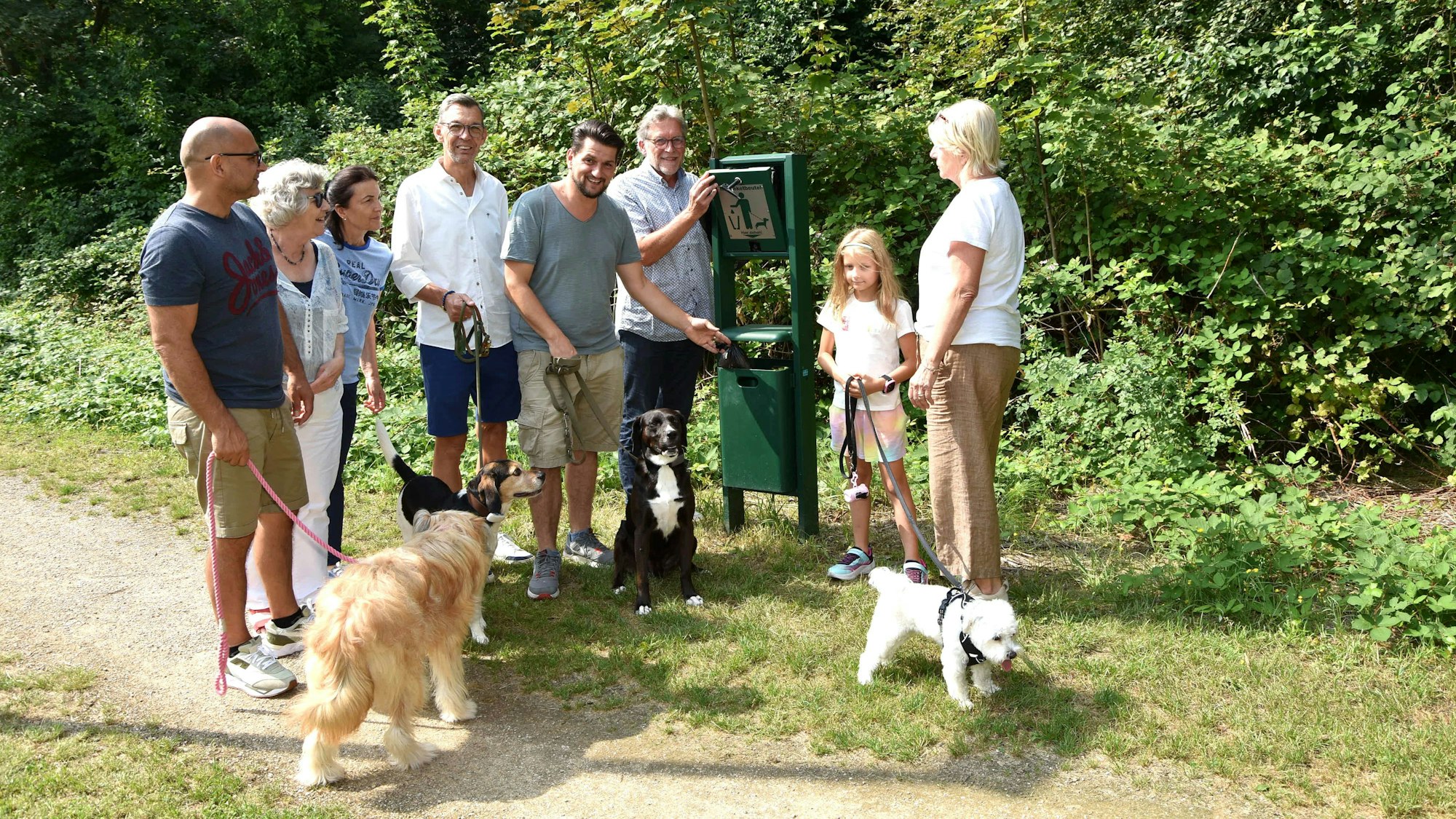 Zusammen mit ihren Vierbeinern Bonny, Willi, Sammy und Cisco machen die Bürger-Mit-Wirker um Vorsitzende Lida Weag und Ortsbürgermeisterin Elisabeth Hülsewig Werbung für Hundekot-freie Wege und Grünflächen rund um den Ort.