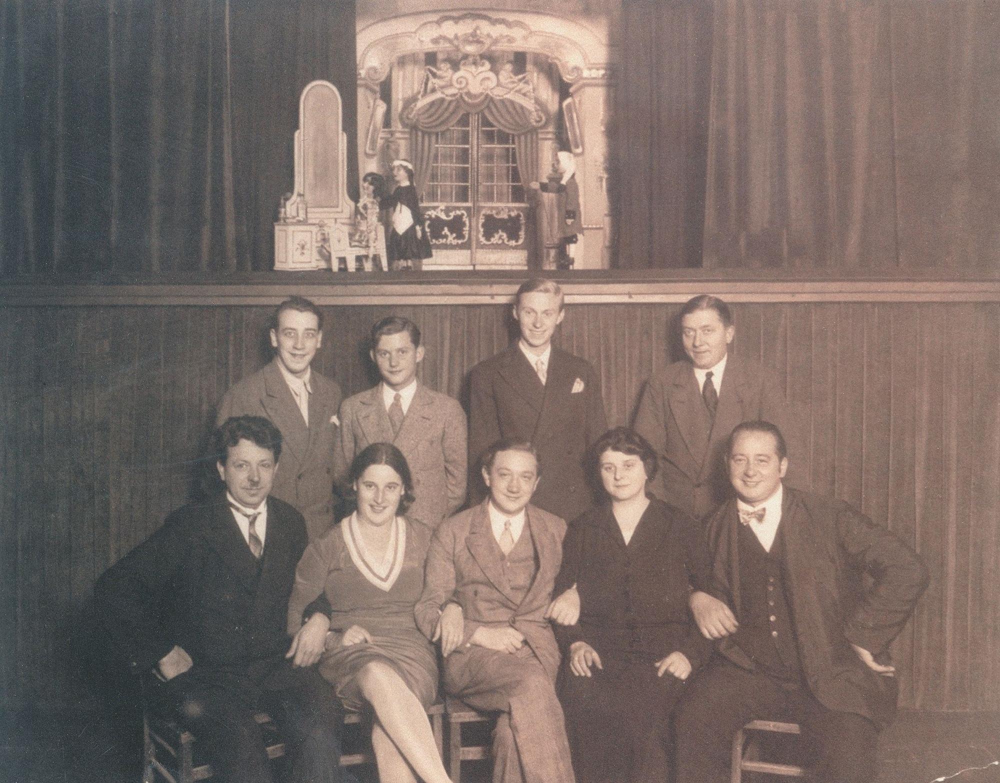 Das Ensemble des Hänneschen-Theaters 1930. In der unteren Reihe links Fanny Meyer. Das kölsche Mädche war Jüdin, sie wurde 1935 gefeuert und vermutlich in Auschwitz ermordet.