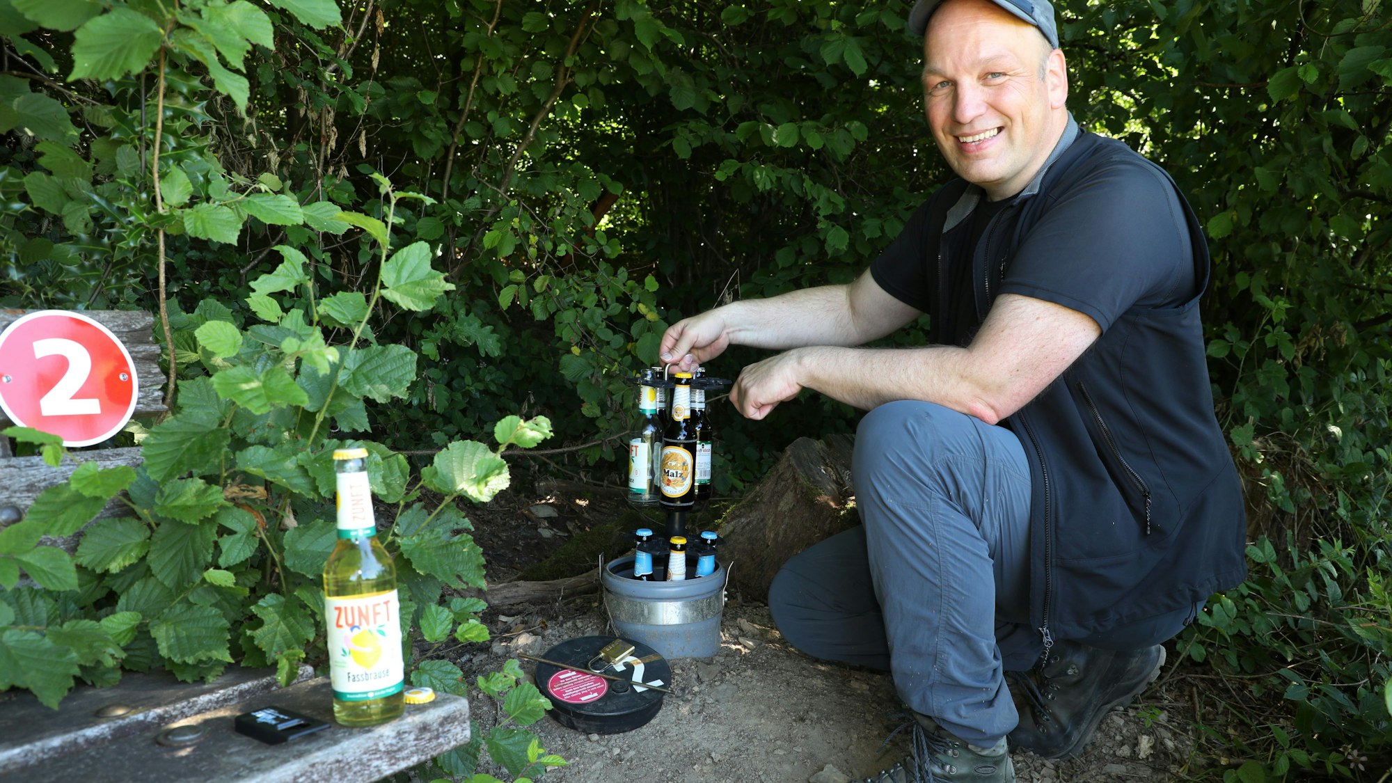 „Wandertag Extra“-Autor zieht einen Träger mit Flaschen aus einer Hopfenhöhle am Bierweg bei Wiehl-Bielstein.