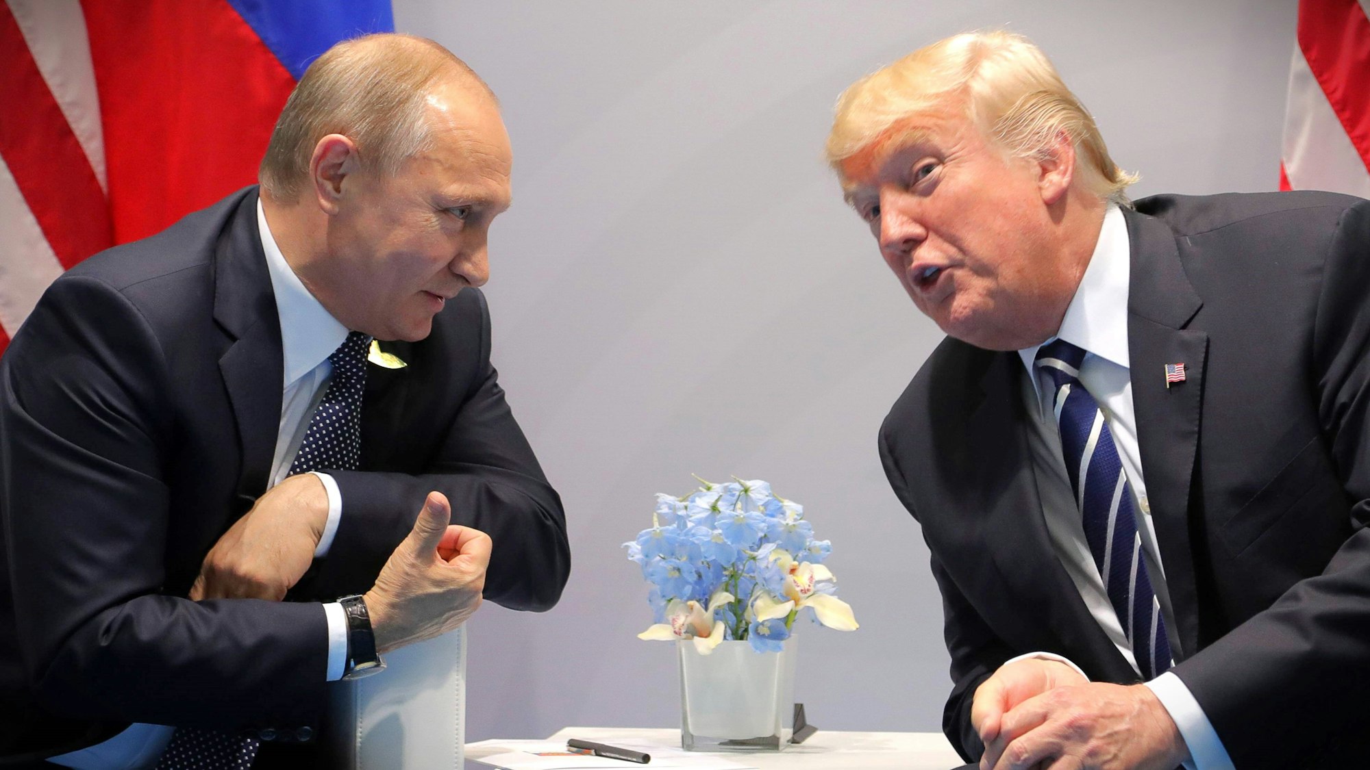 Wladimir Putin (l.) zusammen mit Donald Trump beim G20-Gipfel in Hamburg 2017.