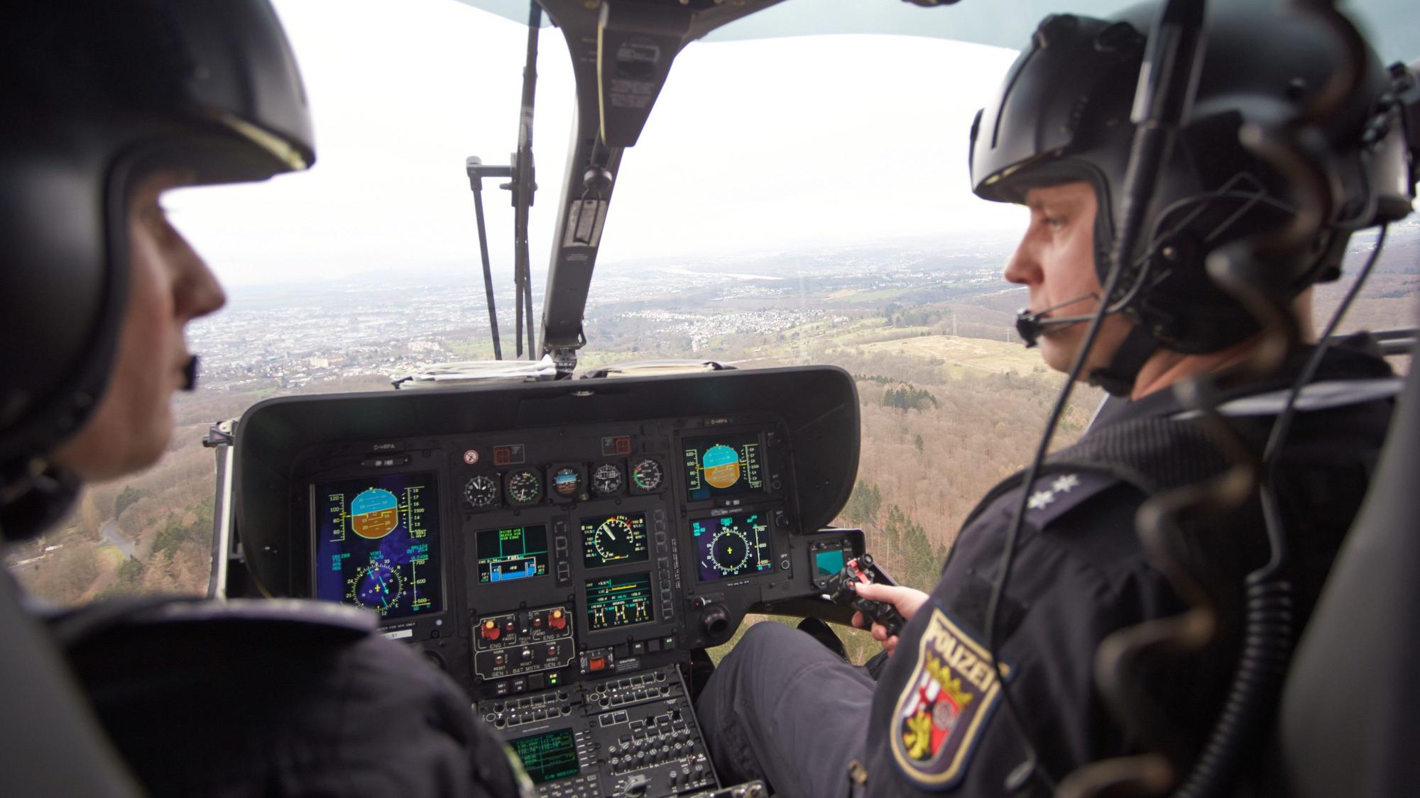 ARCHIV - 02.03.2016, Rheinland-Pfalz, Winningen: Die Polizei-Hubschrauberpiloten Christian Lange (r) und Thomas Meyer fliegen am 03.03.2016 mit einem Polizeihubschrauber vom Typ Eurocopter H 135 über Koblenz (Rheinland-Pfalz).