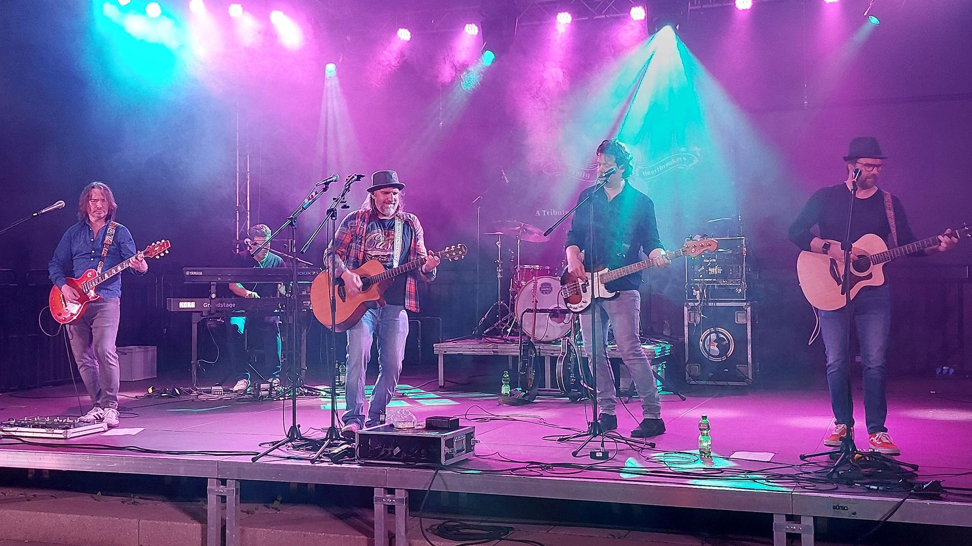 „The Pretty Heartbreakers“ auf der Bühne im Kantine-Biergarten