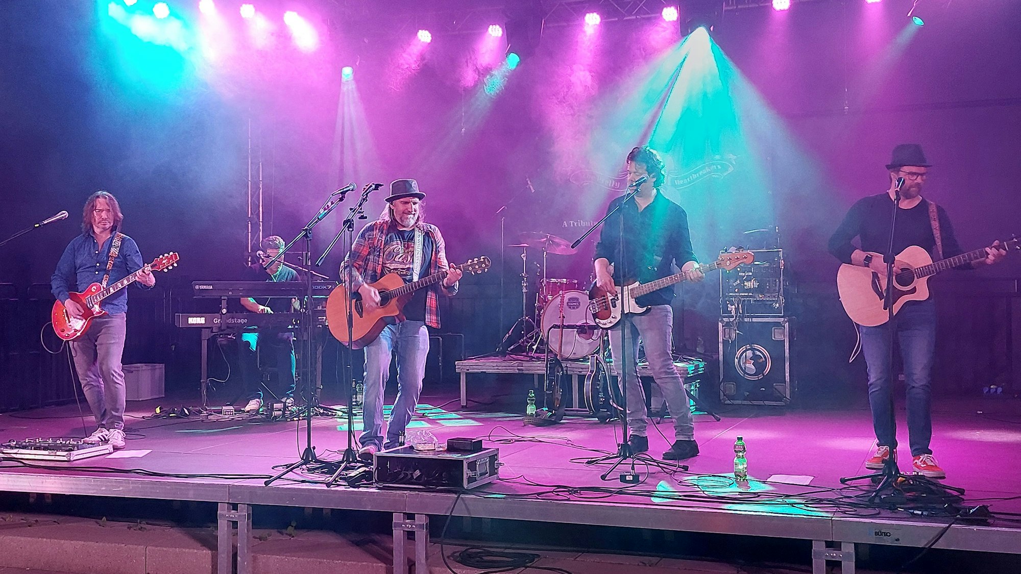 „The Pretty Heartbreakers“ auf der Bühne im Kantine-Biergarten