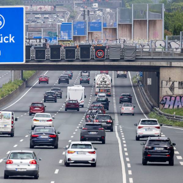 Autos fahren auf der Autobahn 3 bei Köln Dellbrück (Symbolbild).