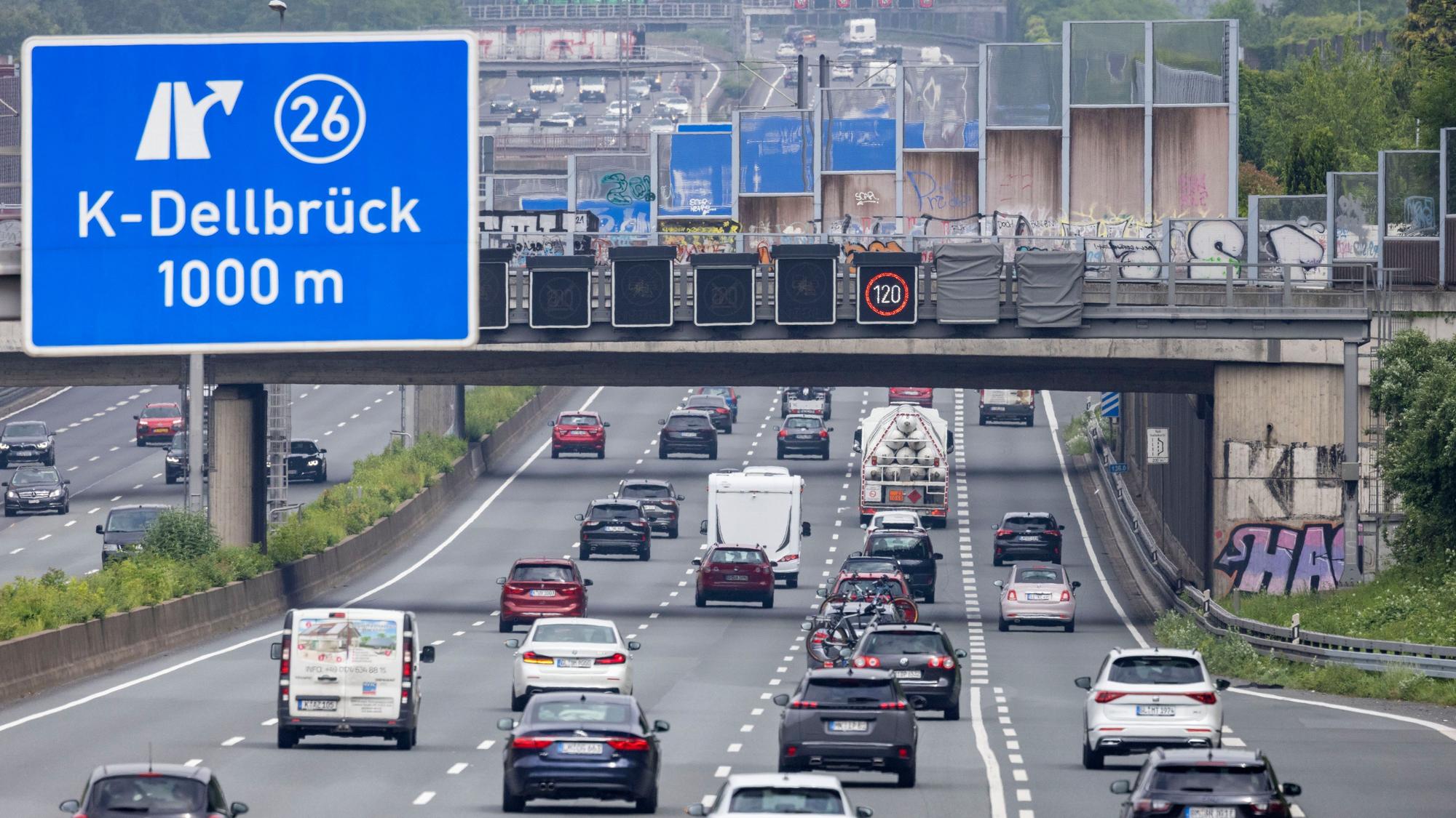 Autos fahren auf der Autobahn 3 bei Köln Dellbrück (Symbolbild).