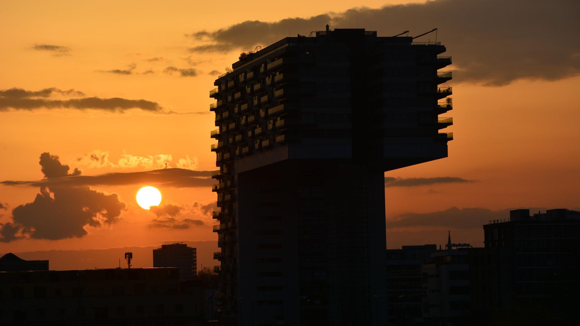 Die Kranhäuser in der untergehenden Sonne