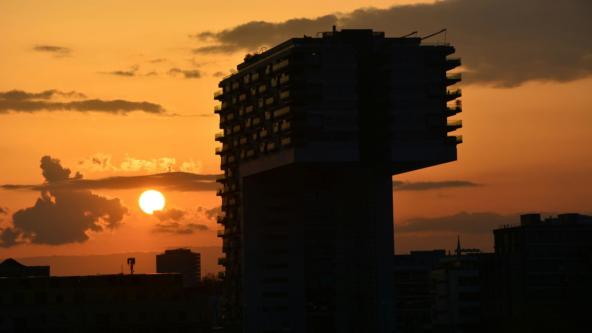 Die Kranhäuser in der untergehenden Sonne