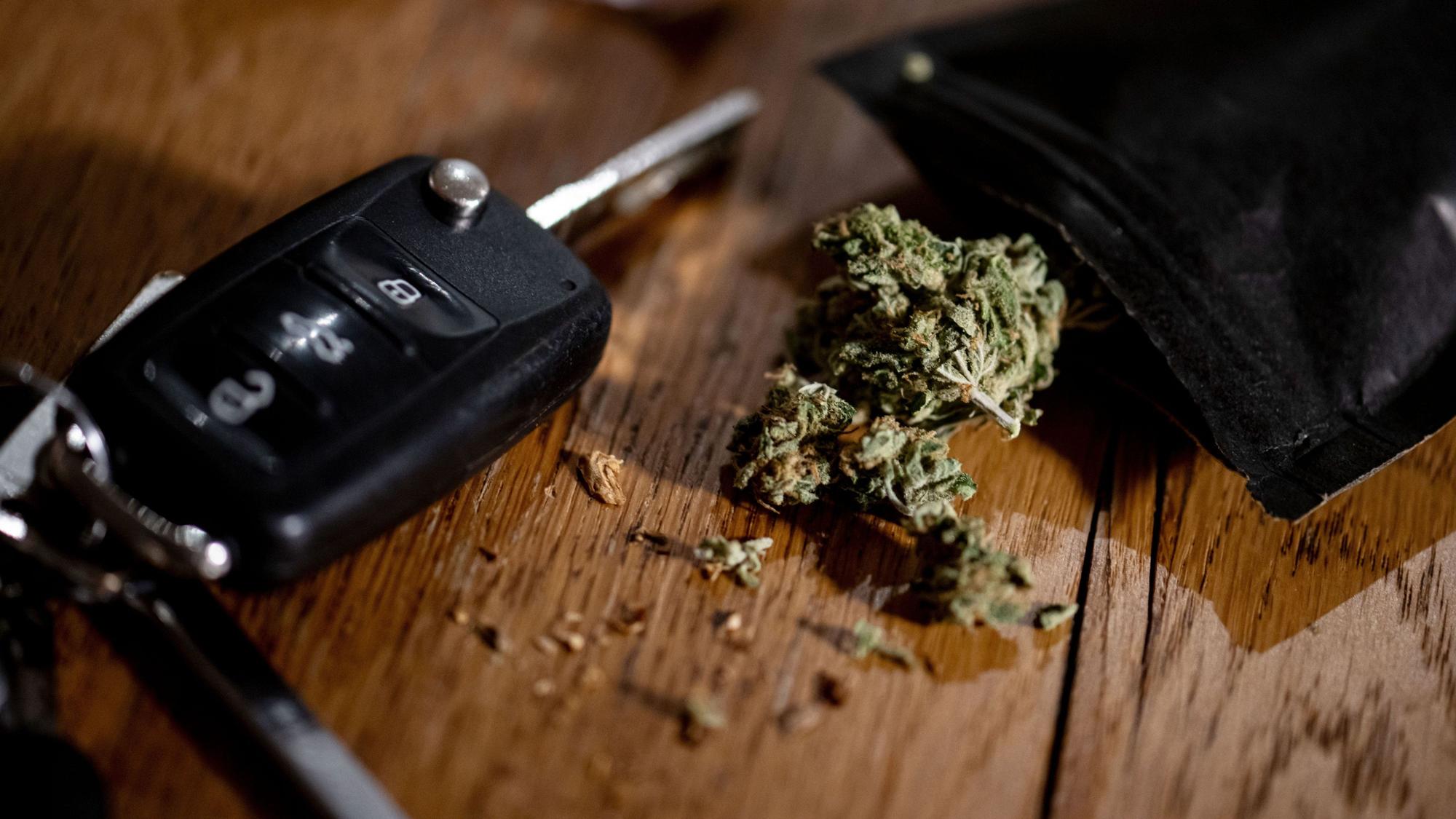 Cannabisblüten liegen auf einem Tisch neben einem Autoschlüssel.