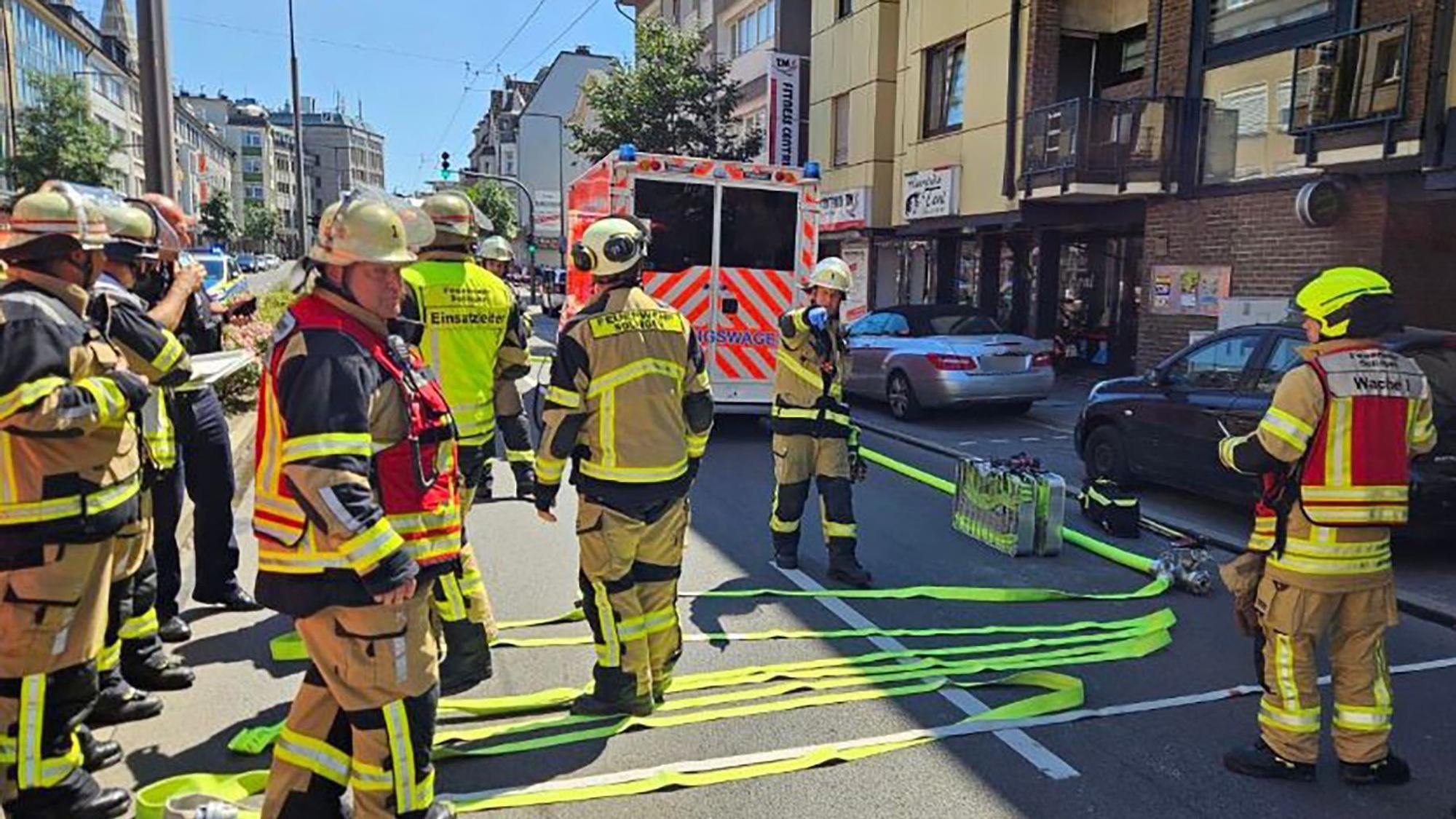 ARCHIV - 25.06.2024, Nordrhein-Westfalen, Solingen: Einsatzkräfte der Feuerwehr und Polizei suchen in der Innenstadt von Solingen nach der Ursache für ein lautes Knallgeräusch und eine Rauchwolke.