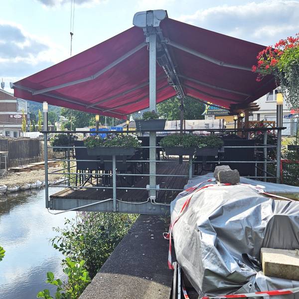 Das Bild zeigt die ganze Terrasse und den Teil, der über die Ufermauer der Olef hinausragt.