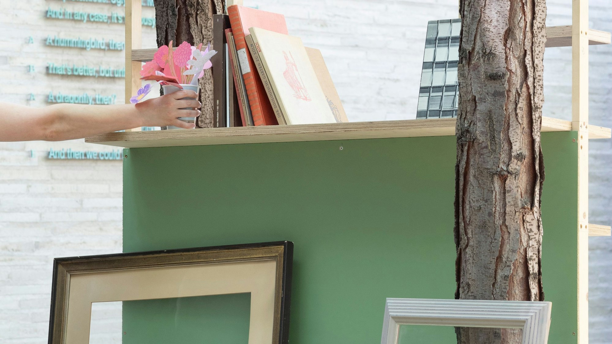 Bilderrahmen und andere Gegenstände werden gegen Spenden abgegeben.