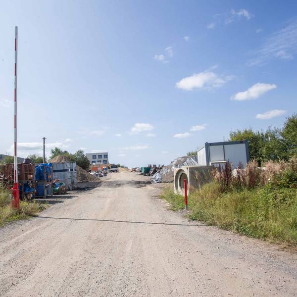 Am Ende der Marie-Curie-Straße im Gewerbegebiet von Waldbröl-Hermesdorf sollen fünf Wohncontainer aufgestellt werden.