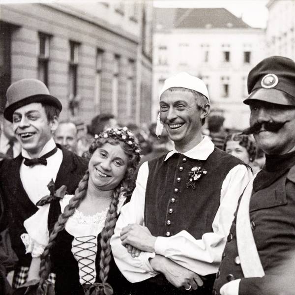 Hänneschen-Darsteller beim Umzug des Theaters an den Eisenmarkt im Juli 1938.