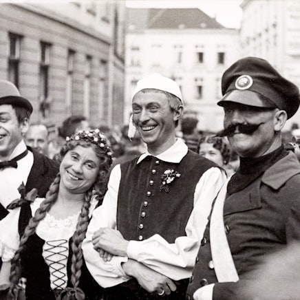 Hänneschen-Darsteller beim Umzug des Theaters an den Eisenmarkt im Juli 1938.