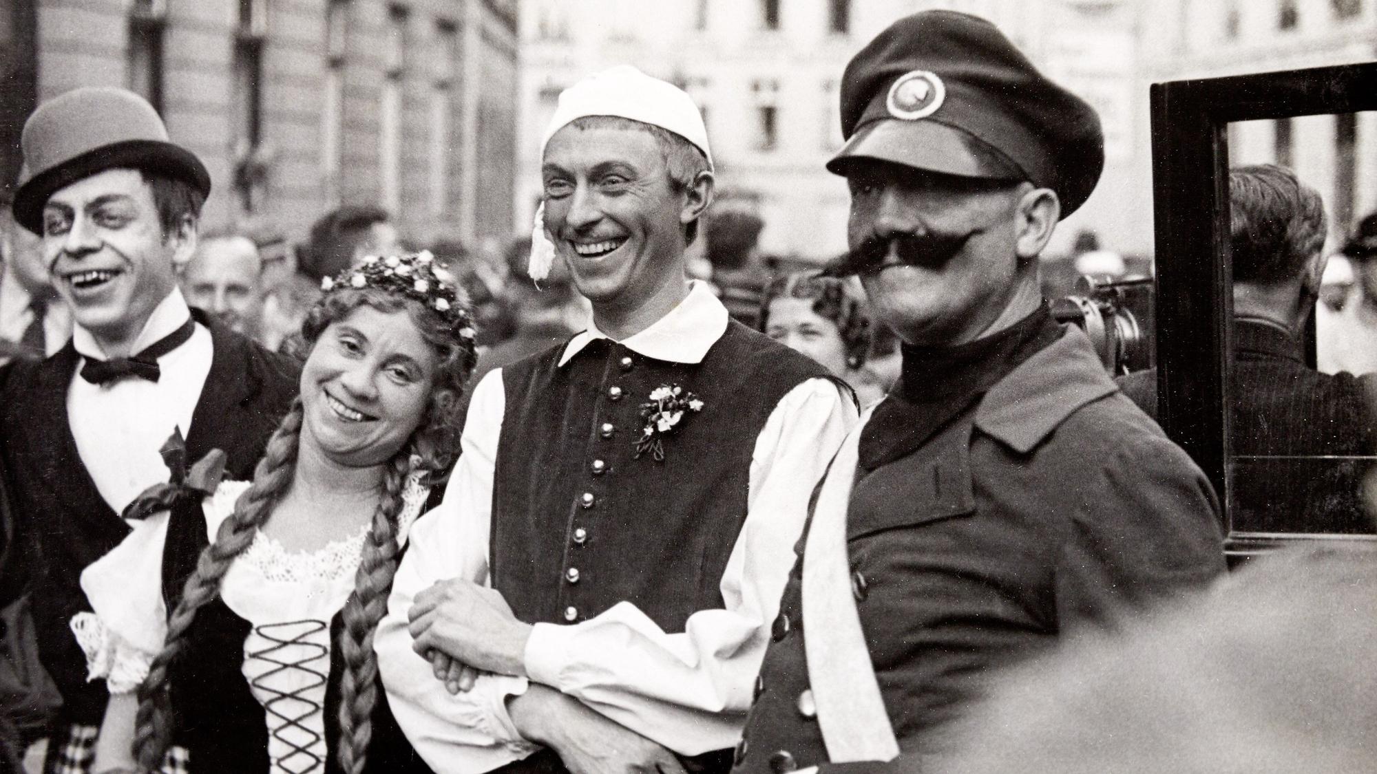 Hänneschen-Darsteller beim Umzug des Theaters an den Eisenmarkt im Juli 1938.