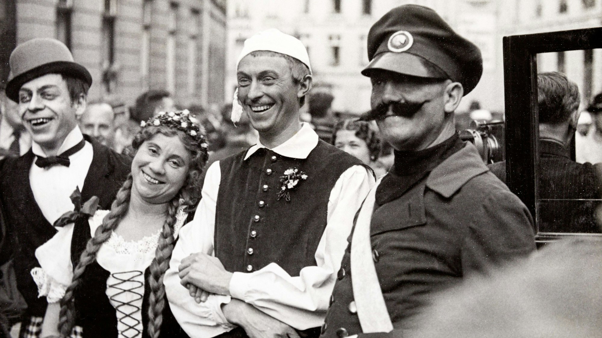 Hänneschen-Darsteller beim Umzug des Theaters an den Eisenmarkt im Juli 1938.