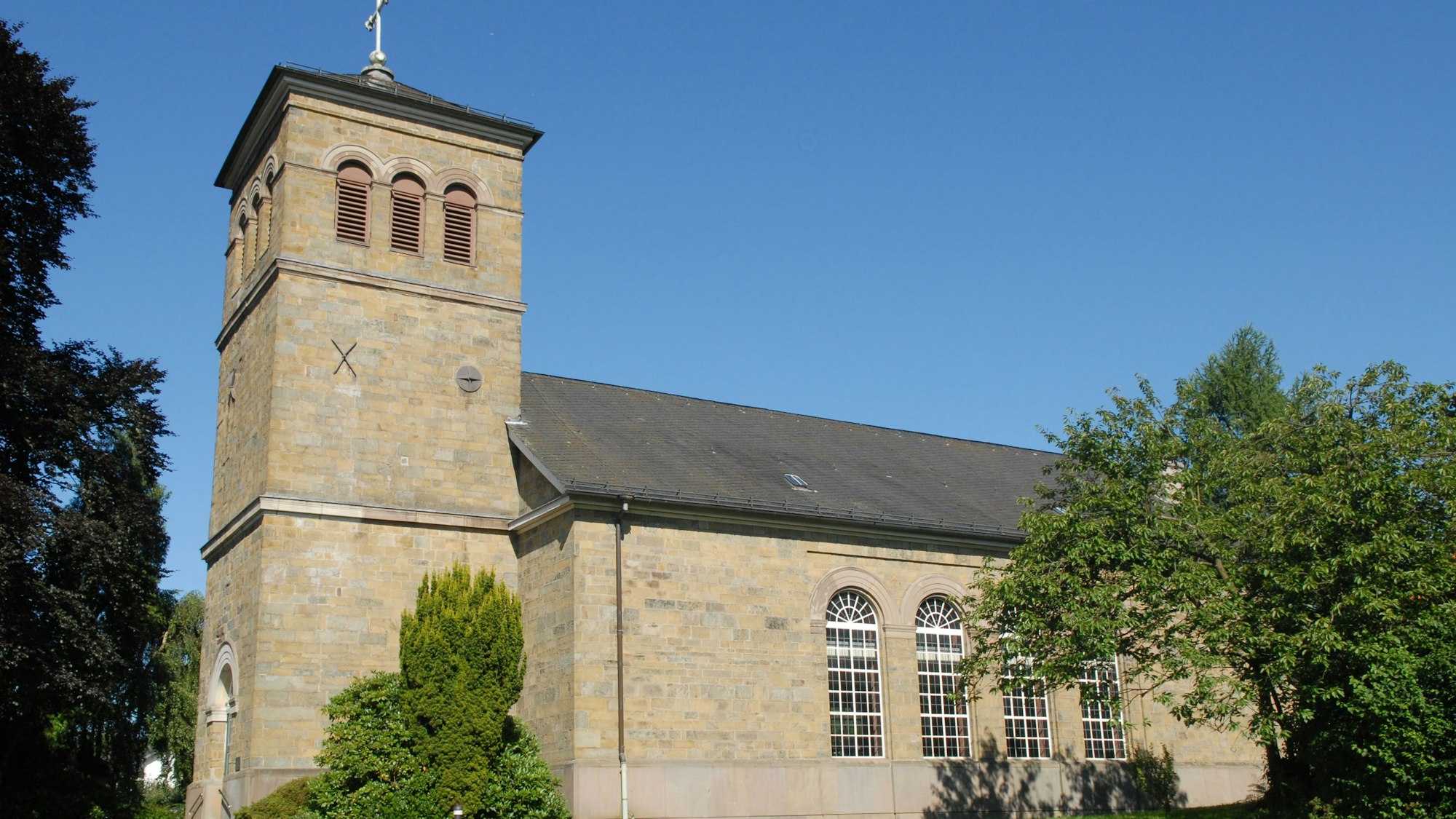 Das Foto zeigt die evangelische Kirche in Wipperfürth-Klaswipper.