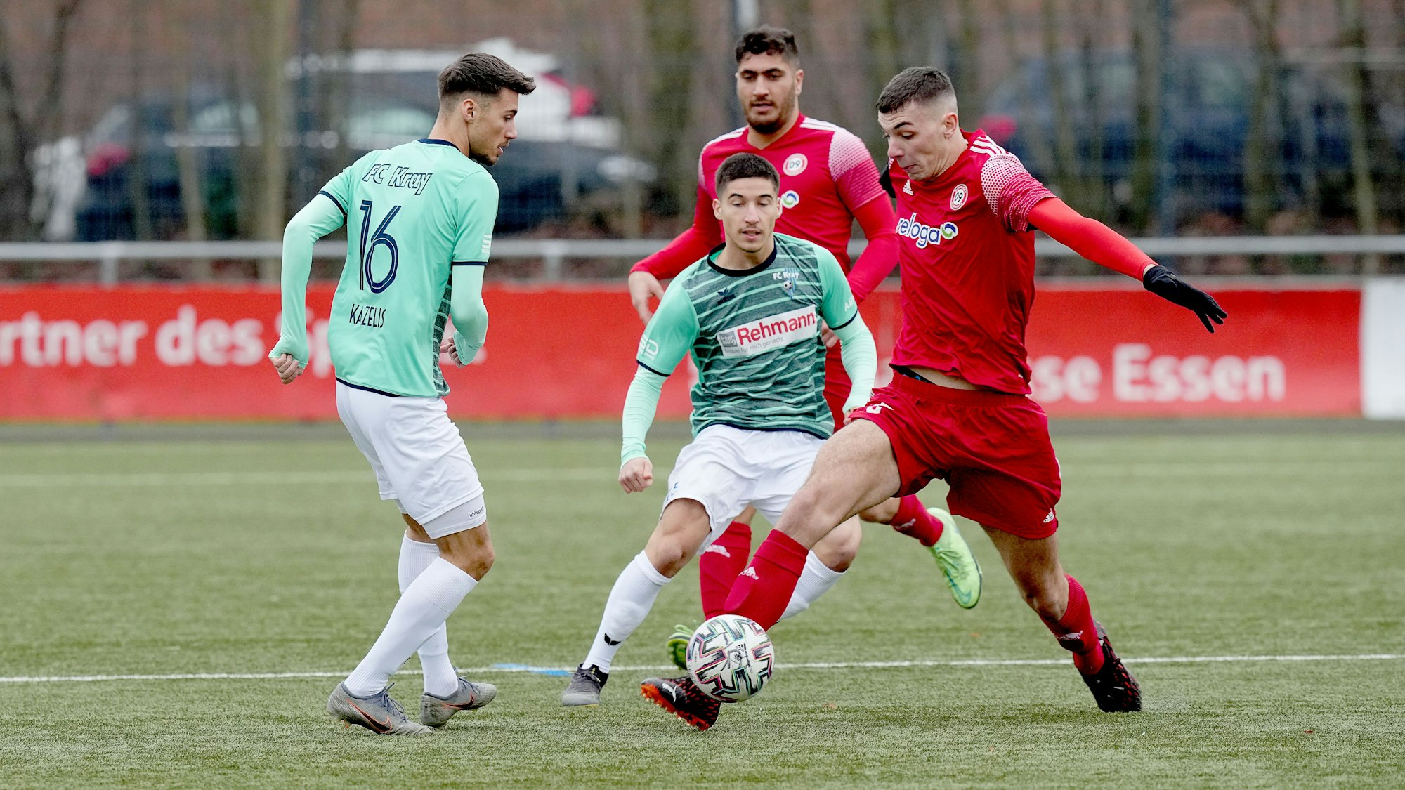 Luca Kazelis und Alkan Talas vom FC Kray im Angriff gegen Paul Weist vom SV Bergisch Gladbach. Das Spiel am 15.01.2022 auf dem Kunstrasenplatz der KrayArena, Buderusstraße 20a endete 4:3.
Michael Gohl / FUNKE Foto Services