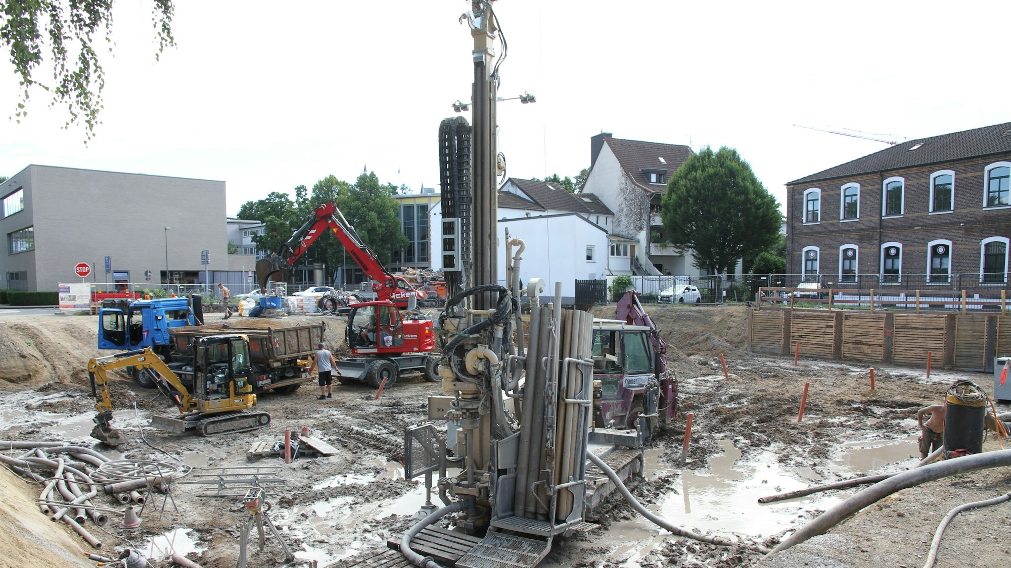 Eine Baugrube mit einem Bohrer für Erdwärme