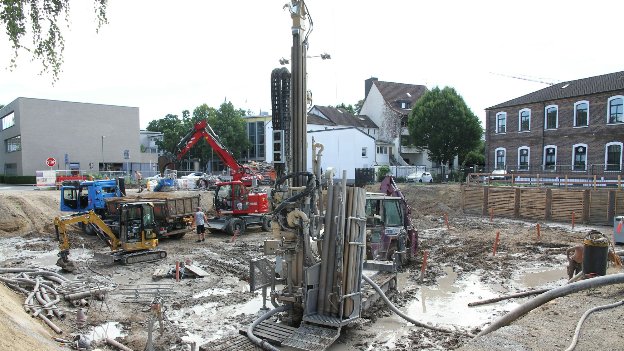 Eine Baustelle mit einem großen Erdbohrer.