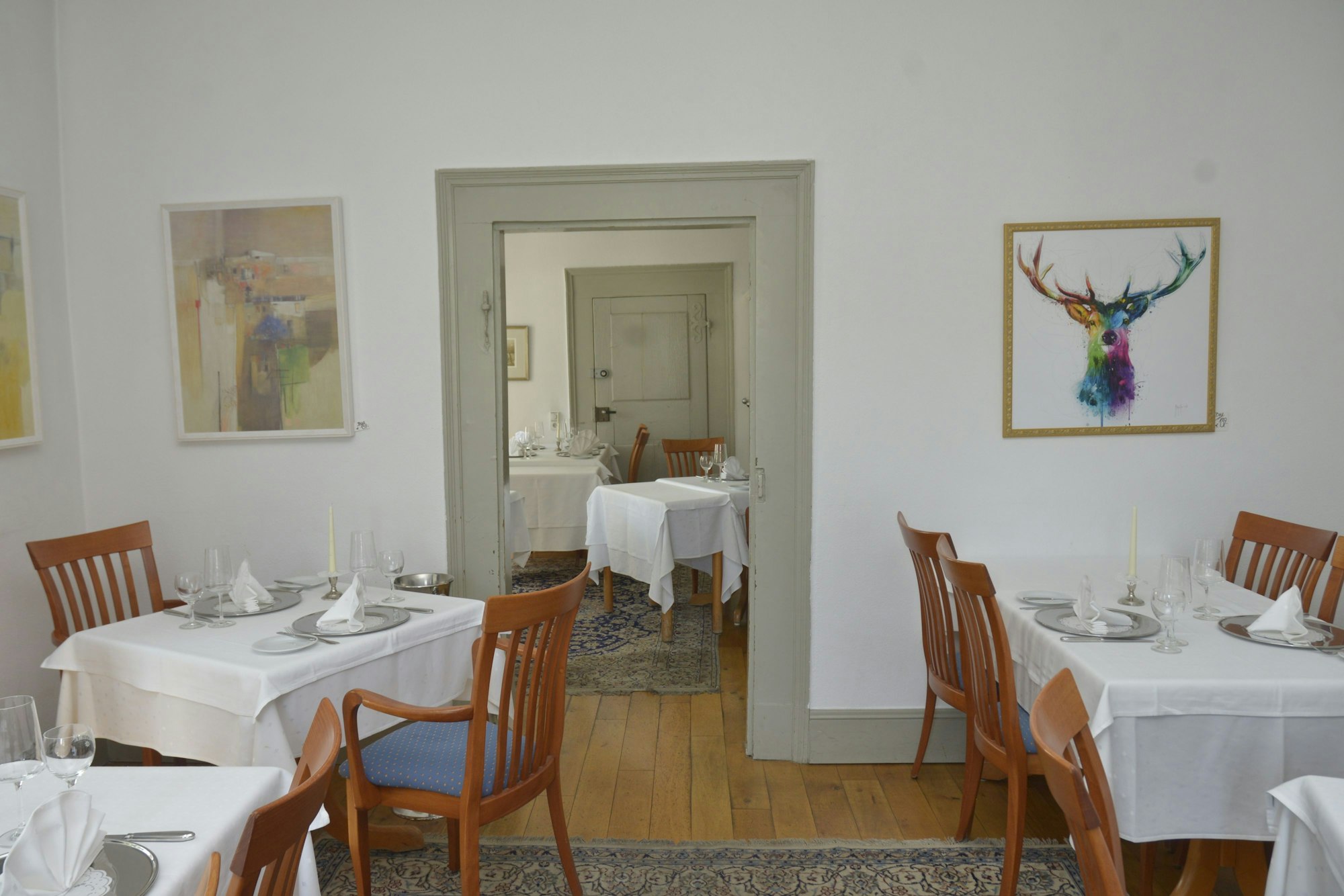 In den ehemaligen Amtsstuben werden heute Gäste bewirtet.