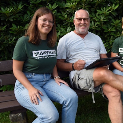 Am Sonntag wird Dirigent Lothar Vandenherz (Mitte) verabschiedet. Mit ihm im Musikverein Dohrgaul sind auch Claudia Nassenstein (rechts) und Anna Heller.
