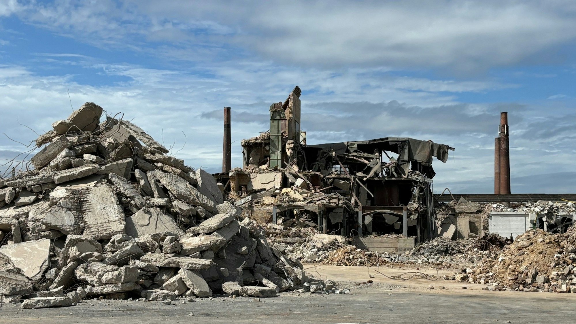 Auf dem Bild sind abgebrochene Fabrikreste zu sehen.