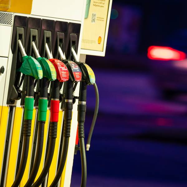 Auf dem Foto ist die Zapfsäule einer Tankstelle zu sehen.