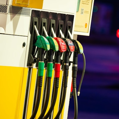 Auf dem Foto ist die Zapfsäule einer Tankstelle zu sehen.