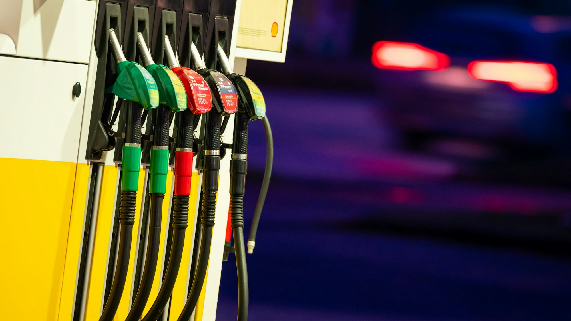 Auf dem Foto ist die Zapfsäule einer Tankstelle zu sehen.