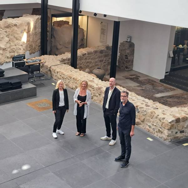 Die künstlerische Leiterin Ilona Paszthy (2.v.l.) von der Kölner Tanzkompagnie IPTanz und das Team von Stadtmuseum und Stadtbibliothek freuen sich auf das Tanzevent am 13. und 14. September.
