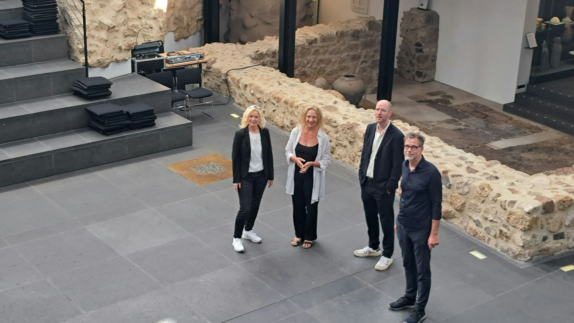 Die künstlerische Leiterin Ilona Paszthy (2.v.l.) von der Kölner Tanzkompagnie IPTanz und das Team von Stadtmuseum und Stadtbibliothek freuen sich auf das Tanzevent am 13. und 14. September.