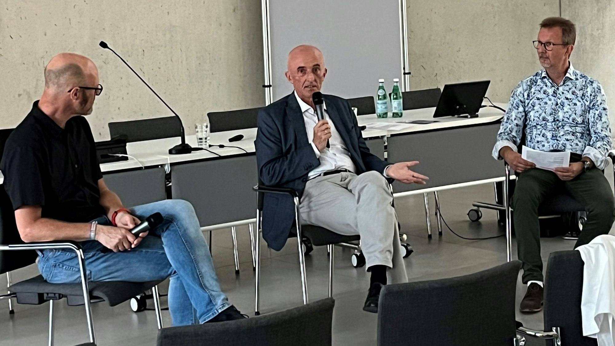 Oberst Jürgen Haffner (Mitte), heute Militärattaché in London, hier in Waldbröl neben Frank Bohlscheid (links) von der Deutschen Gesellschaft für christich-jüdische Zusammenarbeit und Bernhard Wunder vom Katholischen Bildungswerk Oberberg.