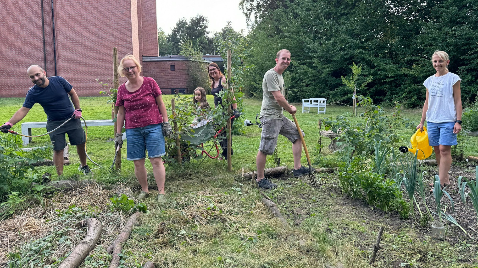 Auf dem Bild sind Ehrenamtler zu sehen, de gärtnern.