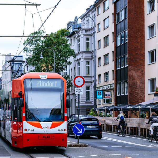 Eine Bahn der KVB auf der Richard-Wagner-Straße.