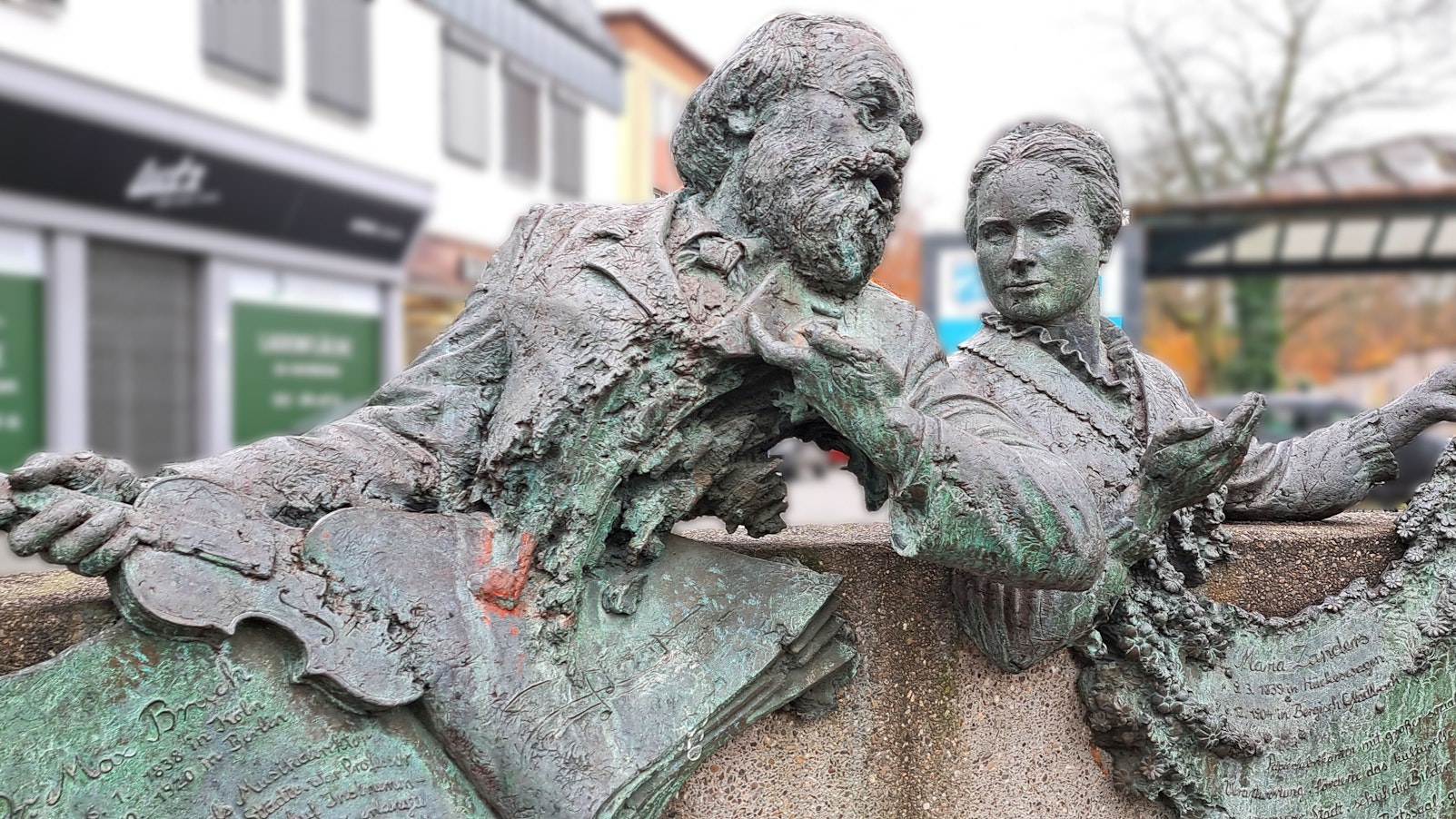 Ein Bronzedenkmal mit den Köpfen des Musikers Max Bruch und der Papierfabrikantin Maria Zanders in der Innenstadt von Bergisch Gladbach