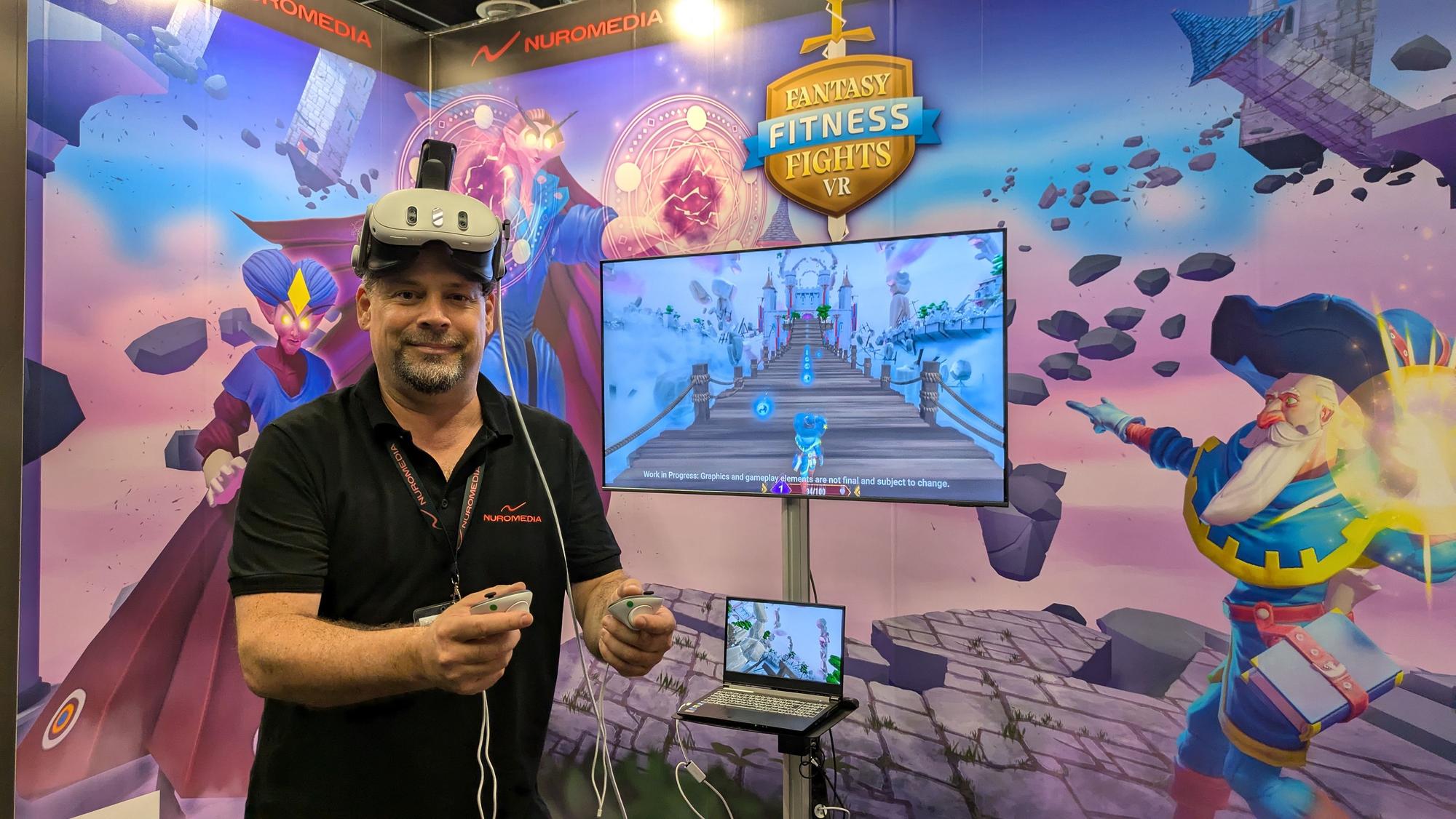 Game Designer Boris Kroeber-Irmscher präsentiert das Spiel„ Fantasy Fitness Fights VR“.