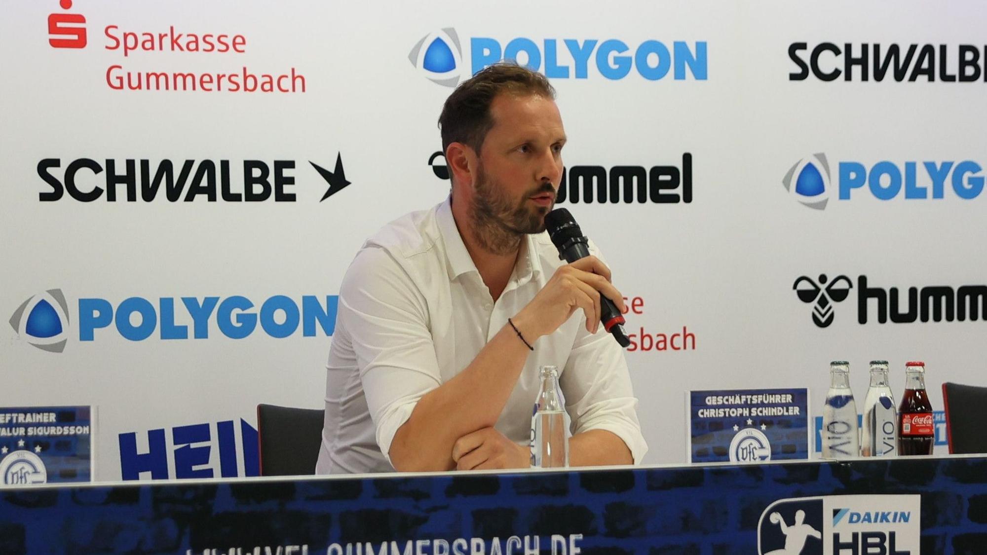 VfL-Geschäftsführer Christoph Schindler am Mikrofon.