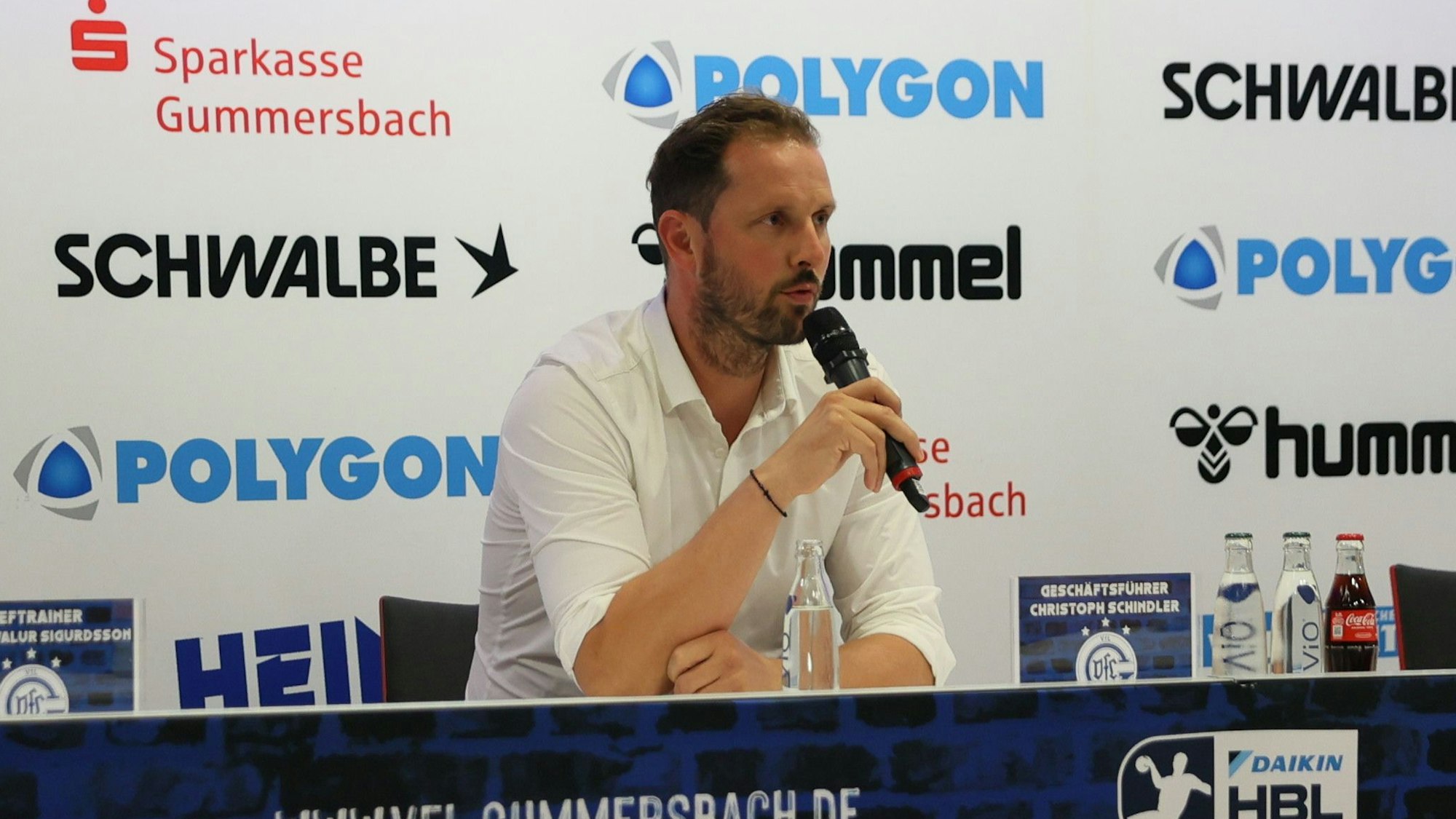 VfL-Geschäftsführer Christoph Schindler am Mikrofon.
