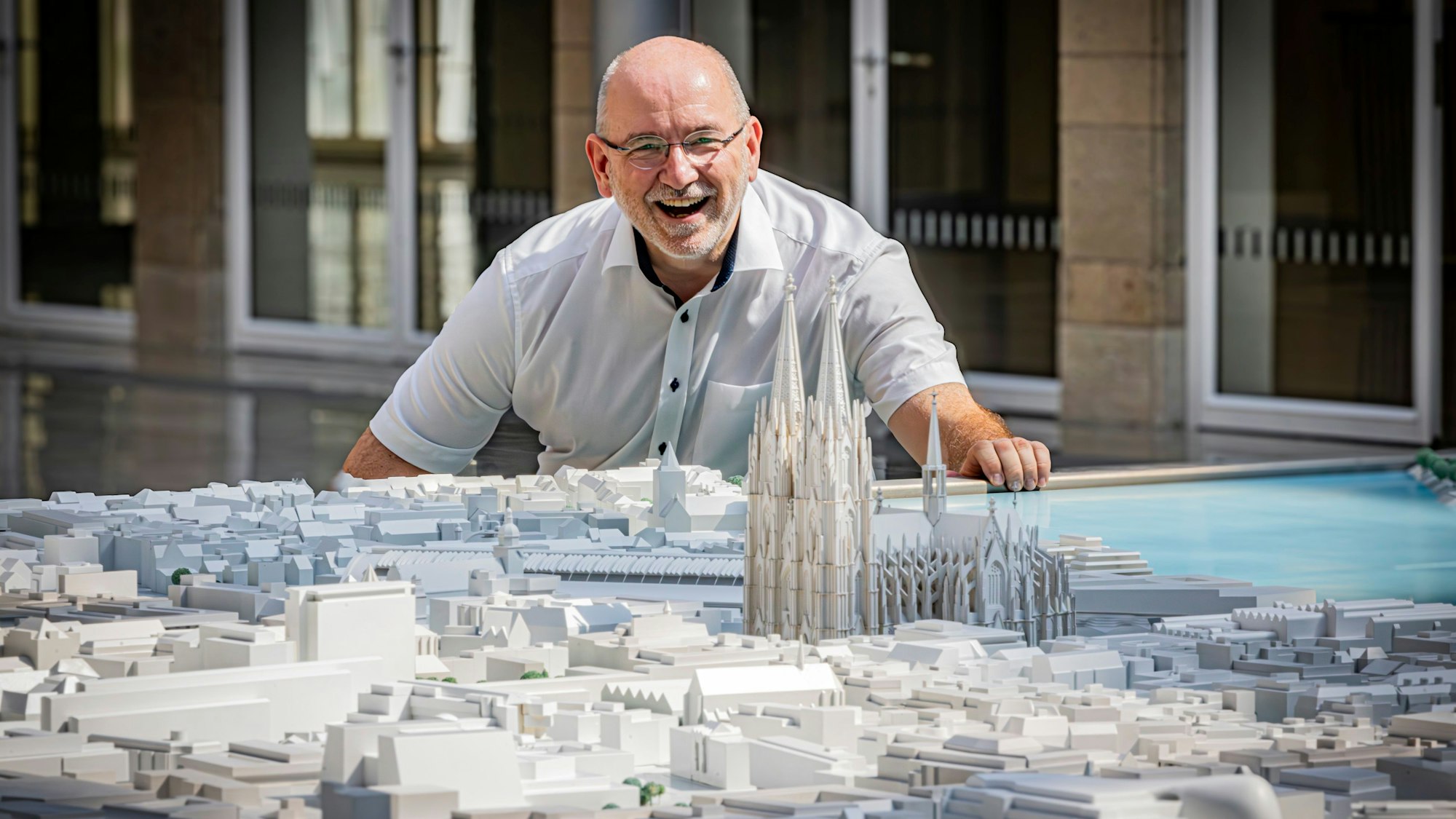 Ralph Sterck steht vor dem Stadtmodell im Rathaus.