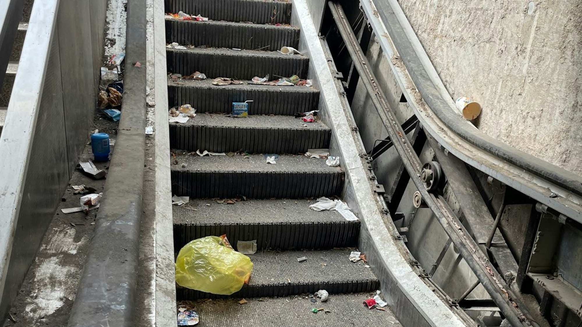 Auf dem Bild ist eine vermüllte Fußgängerunterführung zu sehen.
