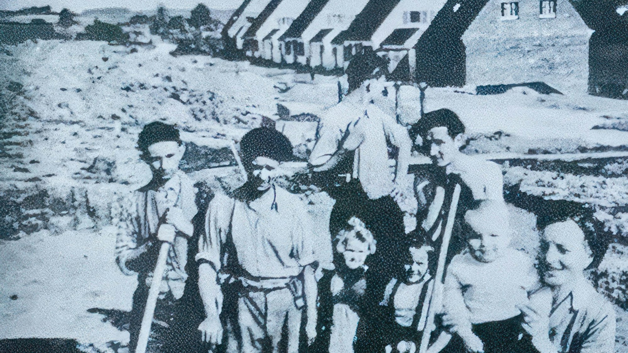 Ein altes schwarz-weißes Foto vom Bau einer Siedlung.